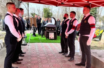 Echipă de însoțire la funeralii · 2
