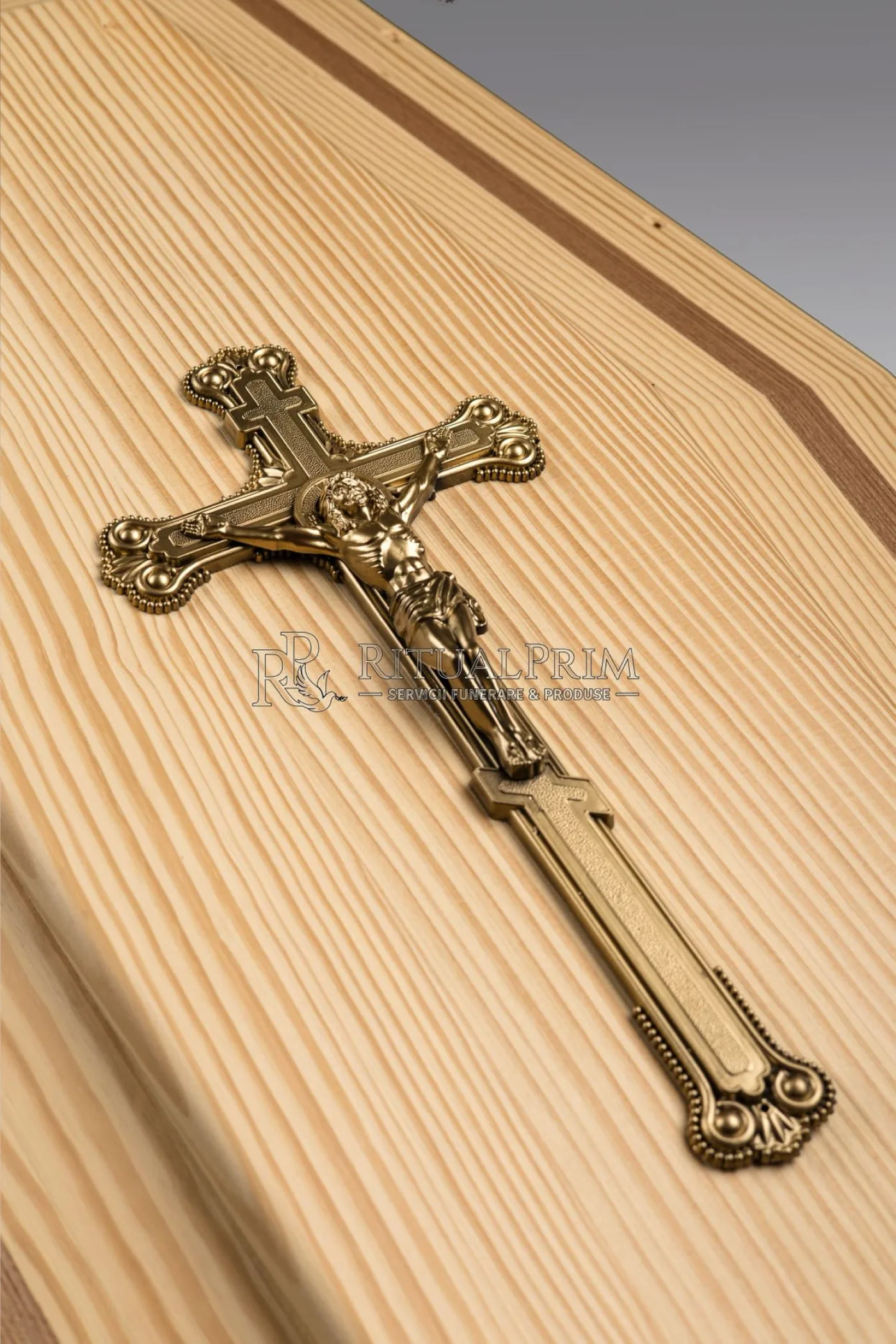 Cruciulita Plasti pe sicriu